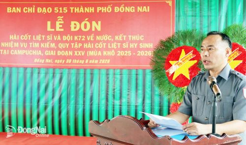 Thượng tá Vũ Văn Thọ, Đội trưởng Đội K72 báo cáo quá trình tìm kiếm hài cốt liệt sĩ tại Vương quốc Campuchia. Ảnh: Nguyệt Hà