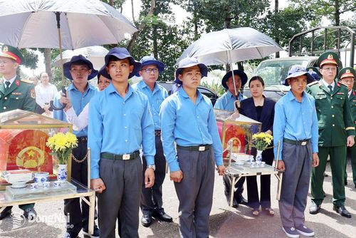 Các thành viên Ban Chỉ đạo 515 di quách vào nhà lưu cốt chờ ngày truy điệu, an táng. Ảnh: Nguyệt Hà