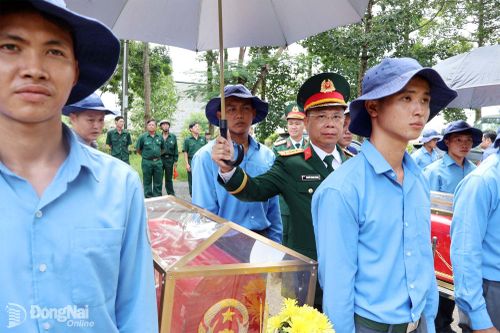 Đại tá Nguyễn Thanh Phong, Thành ủy viên, Phó Trưởng ban Thường trực Ban Chỉ đạo 515, Chính ủy Bộ Chỉ huy Quân sự thành phố và các thành viên Đội K72 đưa các quách vào nhà lưu cốt chờ ngày truy điệu, an táng. Ảnh: Nguyệt Hà