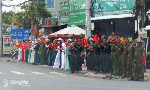 Dọc tuyến đường từ Cửa khẩu quốc tế Hoa Lư về Nghĩa trang Liệt sĩ Bình Phước, xã Đồng Tâm, các tầng lớp nhân dân và lực lượng vũ trang chào đón đoàn xe đưa các hài cốt liệt sĩ trở về Tổ quốc. Ảnh: Nguyệt Hà