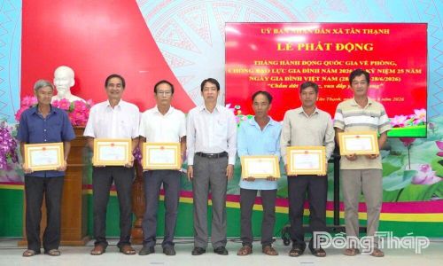 Đồng chí Nguyễn Văn Hải, Chủ tịch UBND xã Tân Thạnh khen thưởng các hộ gia đình có thành tích xuất sắc trong thực hiện công tác gia đình giai đoạn 2021 - 2025.