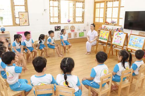 Cô và trò Trường Mầm non Thực hành (phường Bắc Nha Trang) trong một tiết học kể chuyện theo tranh.