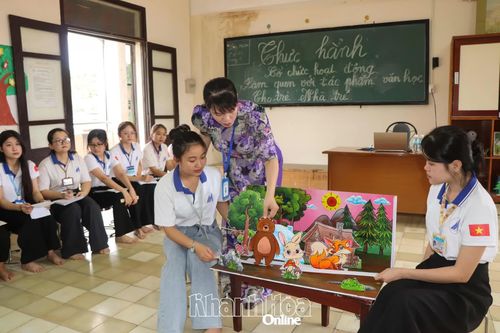 Một tiết học của sinh viên Trường Cao đẳng Sư phạm Trung ương - Nha Trang.