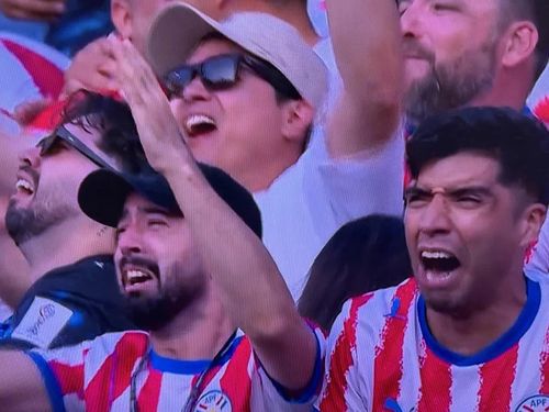 Niềm vui của cổ động viên Paraguay.