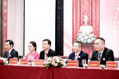 Đoàn Chủ tịch điều hành đại hội.