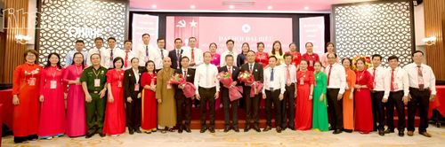 Đồng chí Nguyễn Khắc Hà và đại diện Trung ương Hội Chữ thập đỏ Việt Nam tặng hoa chúc mừng Ban Chấp hành Hội Chữ thập đỏ tỉnh nhiệm kỳ mới.
