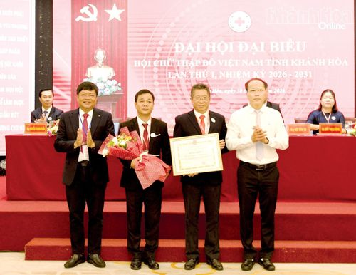 Đồng chí Nguyễn Khắc Hà trao bằng khen của UBND tỉnh cho Hội Chữ thập đỏ tỉnh.
