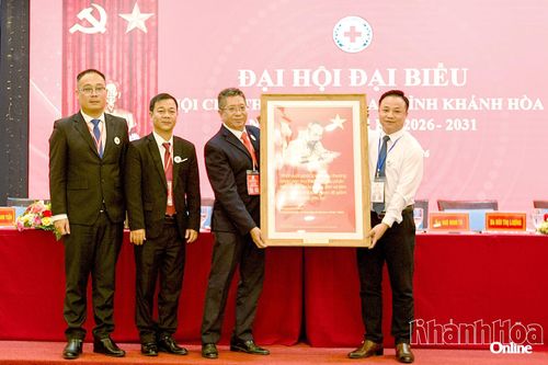 Đại diện Trung ương Hội Chữ thập đỏ Việt Nam tặng bức tranh chúc mừng đại hội.