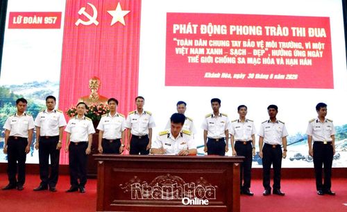 Các cơ quan, đơn vị ký kết giao ước thi đua.