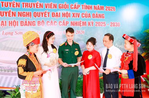 Các thí sinh trao đổi nghiệp vụ về công tác tuyên truyền miệng