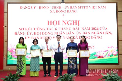 Lãnh đạo Đảng ủy xã Đồng Đăng trao giấy khen cho các tập thể có thành tích xuất sắc trong thực hiện các nhiệm vụ trọng tâm về công tác xây dựng Đảng 6 tháng đầu năm 2026
