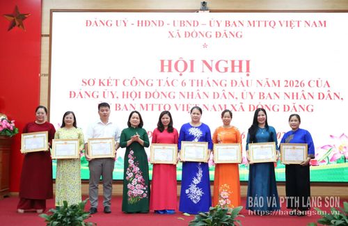 Các cá nhân có thành tích xuất sắc trong thực hiện các nhiệm vụ trọng tâm về công tác xây dựng Đảng 6 tháng đầu năm 2026 nhận giấy khen của Ban Thường vụ Đảng ủy xã