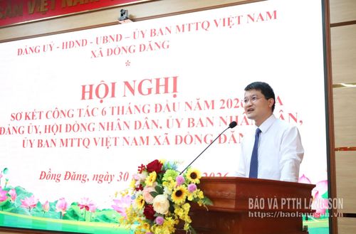 Đồng chí Bí thư Đảng ủy, Chủ tịch HĐND xã phát biểu khai mạc hội nghị