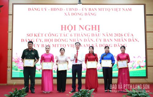 Các cá nhân có thành tích xuất sắc trong thực hiện nhiệm vụ phát triển kinh tế - xã hội 6 tháng đầu năm 2026 nhận giấy khen của Chủ tịch UBND xã