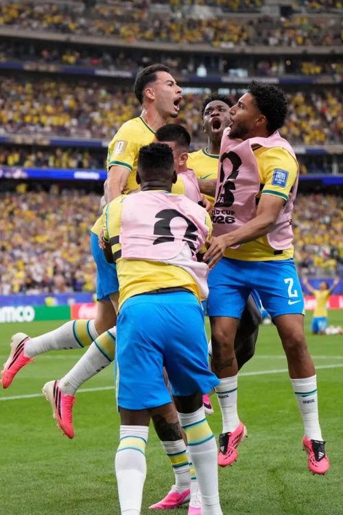 Cầu thủ Brazil ăn mừng bàn thắng.