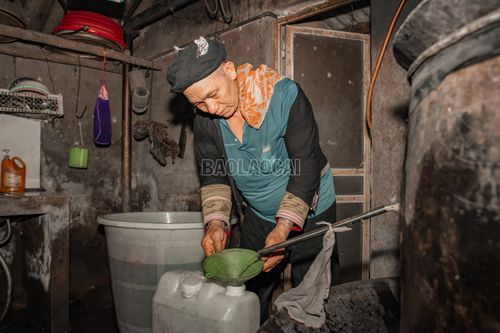 Theo người làm nghề, mỗi mẻ nấu từ 75 kg nguyên liệu thường cho khoảng 30 lít rượu thành phẩm.