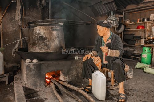 Qua bao thế hệ, hương men lá vẫn âm thầm hiện diện trong đời sống của người Dao Cốc San. Mỗi giọt rượu không chỉ lưu giữ hương vị của núi rừng, mà còn chứa đựng ký ức, kinh nghiệm và niềm tự hào về một nghề truyền thống đang được gìn giữ giữa nhịp sống hôm nay.
