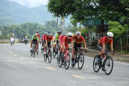 Nội dung xuất phát đồng hành nam 117 km diễn ra với nhiều pha cạnh tranh quyết liệt giữa các đội đua mạnh trên cả nước.
