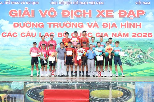 Các đội Quân khu 7, Kenda Đồng Nai và Võ Đắc Đồng Nai nhận giải nội dung đồng đội xuất phát đồng hành nam.