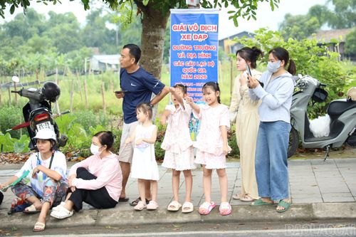 Sự cổ vũ nhiệt tình của người dân góp phần tạo nên không khí sôi động trên đường đua.