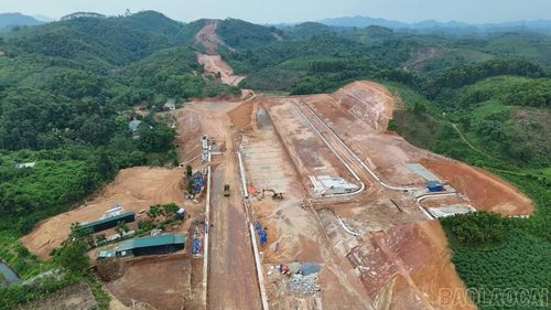 Ngay khi được bàn giao mặt bằng, nhà thầu nỗ lực tăng ca kíp để hoàn thành Dự án đường trục chính Cụm công nghiệp Phú Thịnh vào cuối năm nay.
