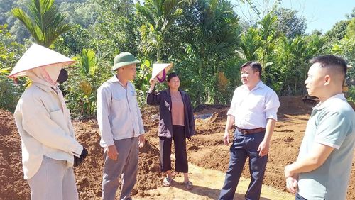 Cán bộ xã Chấn Thịnh bám sát cơ sở hướng dẫn người dân thực hiện các mô hình để được thụ hưởng chính sách hỗ trợ.