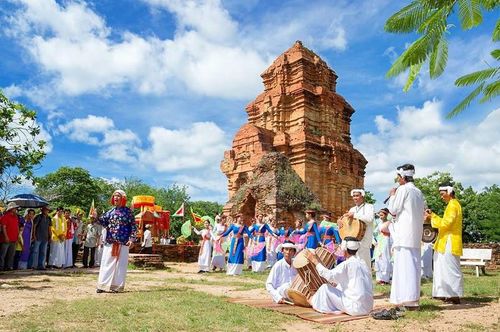 Lễ hội truyền thống Katê thu hút đông đảo người dân và du khách ghé thăm. Ảnh minh họa