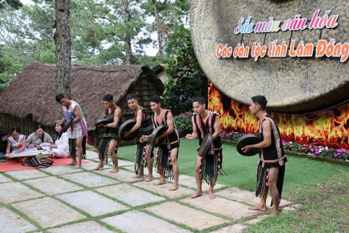 Biểu diễn cồng chiêng tại lễ hội sắc màu văn hóa các dân tộc Lâm Đồng.