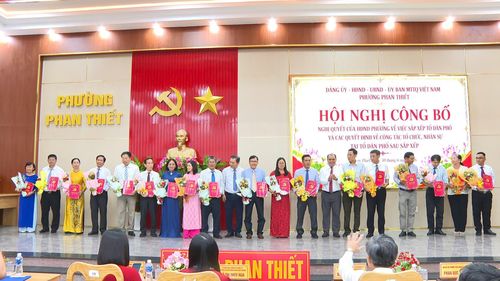 Lãnh đạo phường Phan Thiết trao quyết định và hoa chúc mừng nhân sự của 18 tổ dân phố mới sau sắp xếp