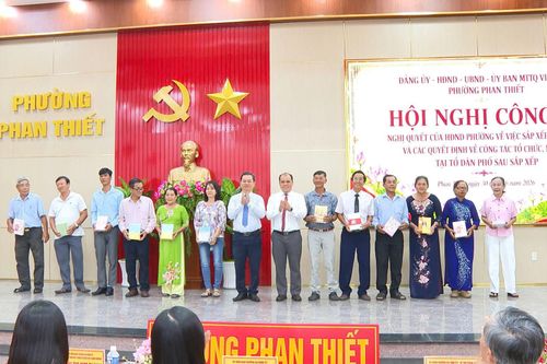 Lãnh đạo phường Phan Thiết tặng quà tri ân bí thư các chi bộ, tổ trưởng các tổ dân phố và trưởng ban công tác mặt trận thôi tham gia công tác sau khi thực hiện sắp xếp tổ chức bộ máy