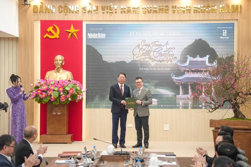 Đồng chí Lê Quốc Minh, Ủy viên Trung ương Đảng, Tổng Biên tập Báo Nhân Dân, Phó Trưởng Ban Tuyên giáo và Dân vận Trung ương, Chủ tịch Hội Nhà báo Việt Nam trao tặng Video âm nhạc Secret Garden in Vietnam cho tỉnh Ninh Bình.
