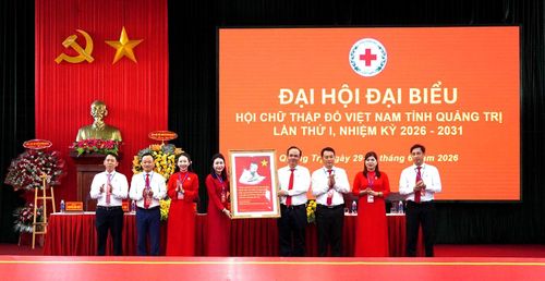 Đồng chí Vũ Thanh Lưu, Phó Chủ tịch Trung ương Hội Chữ thập đỏ Việt Nam tặng ảnh chân dung Chủ tịch Hồ Chí Minh chho Hội Chữ thập đỏ tỉnh - Ảnh: C.H