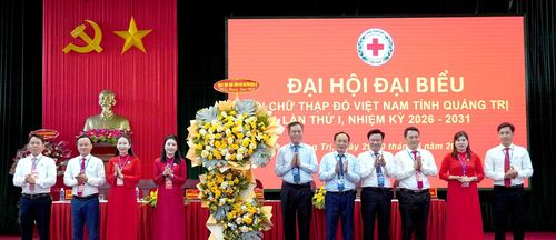 Các đồng chí lãnh đạo tỉnh tặng hoa chúc mừng đại hội - Ảnh: C.H