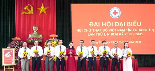 Tặng hoa cho các đồng chí không tham gia Ban Chấp hành Hội Chữ thập đỏ tỉnh khóa mới - Ảnh: C.H