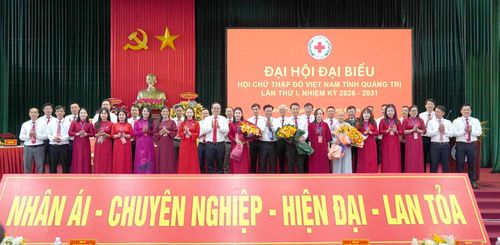 Lãnh đạo Trung ương Hội Chữ thập đỏ Việt Nam và lãnh đạo tỉnh tặng hoa chúc mừng Ban Chấp hành Hội Chữ thập đỏ tỉnh Quảng Trị khóa I, nhiệm kỳ 2026-2031- Ảnh: C.H