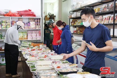 Khách hàng mua thực phẩm sơ chế tại “Bếp xanh 26-3”.