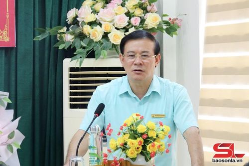 Lãnh đạo Công ty cổ phần Môi trường và Dịch vụ đô thị Sơn La phát biểu.