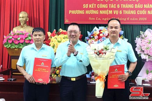 Trao quyết định thành lập Chi nhánh Thảo Nguyên, Công ty cổ phần Môi trường và Dịch vụ Đô thị Sơn La.