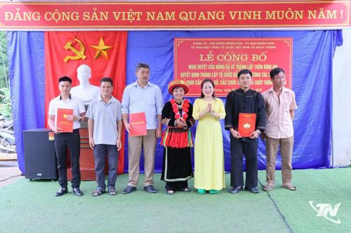 Trao quyết định công nhận các chức danh ở thô sau sắp xếp.