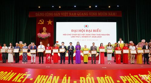 Các tập thể, cá nhân có thành tích xuất sắc trong nhiệm kỳ qua được nhận Bằng khen của Chủ tịch UBND tỉnh.