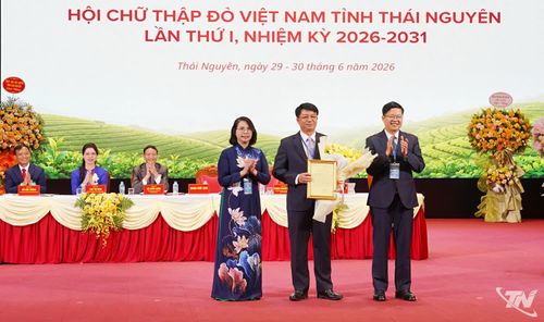 Đồng chí Nông Quang Nhất, Phó Chủ tịch UBND tỉnh được bầu là Chủ tịch danh dự Hội Chữ thập đỏ tỉnh.