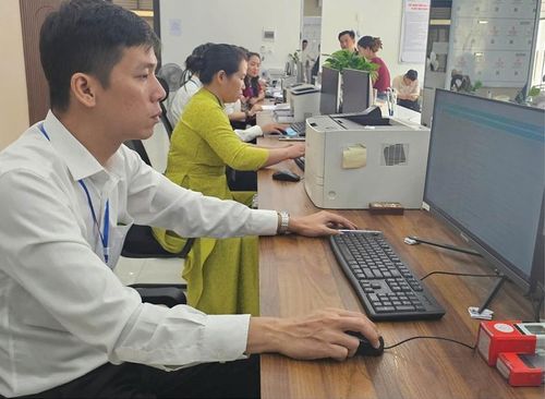 Cán bộ phường Vỹ Dạ xử lý hồ sơ trên môi trường số