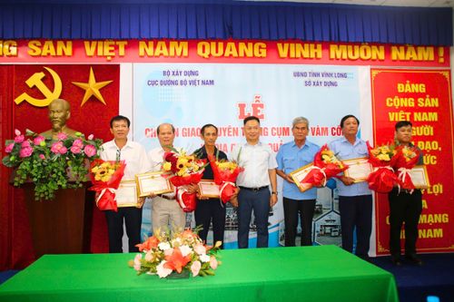 Ông Nguyễn Thành Vinh, Phó cục trưởng Cục đường bộ Việt Nam trao bằng khen của Cục Đường bộ Việt Nam cho tập thể và cá nhân có thành tích xuất sắc trong quá trình công tác tại Cụm phà Vàm Cống. 