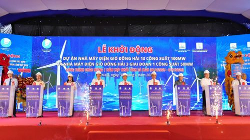 Các đại biểu thực hiện nghi thức khởi động Dự án Nhà máy điện gió Đông Hải 13 và Nhà máy điện gió Đông Hải 3 - giai đoạn 1, với tổng công suất hơn 150 MW.