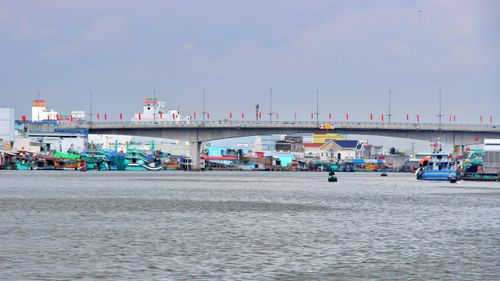 Cầu Sông Ông Đốc (xã Sông Đốc, tỉnh Cà Mau) nối liền với tuyến Quốc lộ 1, tạo điều kiện thuận lợi cho người dân đi lại, giao thương hàng hóa.