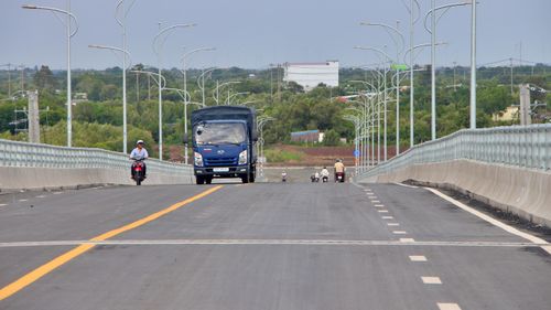 Cầu Gành Hào (xã Gành Hào, tỉnh Cà Mau) nằm trên trục đường Đông - Tây, nối liền hai cửa biển lớn (cửa biển Sông Đốc và cửa biển Gành Hào) tạo điều kiện phát triển kinh tế, du lịch khu vực ven biển tỉnh Cà Mau.