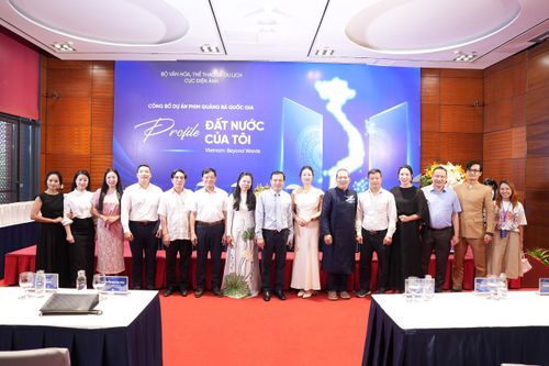 Đại diện Bộ VH, TT&amp;DL, Cục Điện ảnh, Bộ Công thương, đoàn làm phim chụp ảnh lưu niệm. 