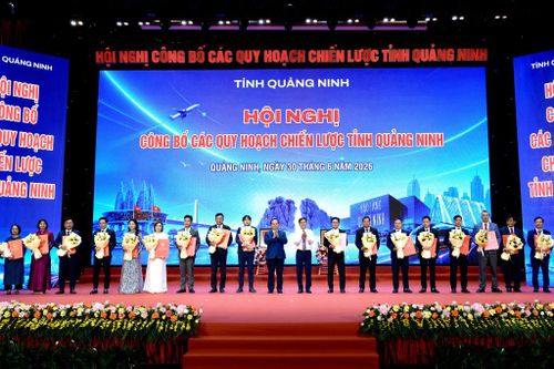Lãnh đạo tỉnh Quảng Ninh trao Quyết định chấp thuận chủ trương đầu tư, Giấy chứng nhận đăng ký đầu tư cho đại diện các dự án. Ảnh: Đỗ Phương