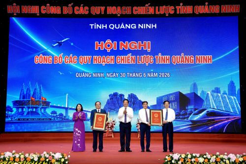 Bộ trưởng Bộ Xây dựng Trần Hồng Minh trao Quyết định Quy hoạch chung đô thị Quảng Ninh đến năm 2050, tầm nhìn đến năm 2075; Quyết định công nhận tỉnh Quảng Ninh đạt tiêu chí đô thị loại I cho lãnh đạo tỉnh Quảng Ninh. Ảnh: Đỗ Phương