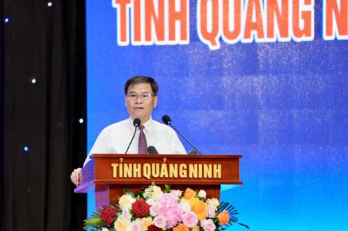 Chủ tịch UBND tỉnh Quảng Ninh Bùi Văn Khắng phát biểu tại hội nghị.